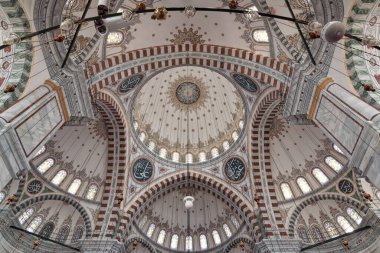 Türkiye 'nin İstanbul kentindeki Osmanlı Fatih Camii' nin tavanı, İslam sanatına dayanan bir dizi süslü kubbeden oluşuyor. Kaligrafi İslam dönemindeki ilk dört halifenin isimlerini temsil ediyor.