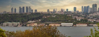 Fethi Paşa Korusu 'ndan gün batımında İstanbul, Türkiye' nin İstanbul 'un Avrupa yakasına tepeden bakan panoramik manzara, yeşil dağlar ve modern yüksek binalar