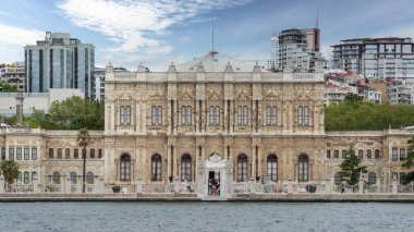 İstanbul, Türkiye - 10 Mayıs 2023: Dolmabahce Sarayi Boğazı 'ndan veya Avrupa kıyısındaki Beşiktaş ilçesinde yer alan Dolmabahce Sarayi' den görüntü