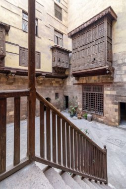 Tahta oriel pencereli veya Maşrabiya 'lı Zeinab Khatoun' un tarihi evi ön cephesi ve Azhar ilçesi, Ortaçağ Kahire, Mısır 'da bulunan ahşap kiremitli merdiven