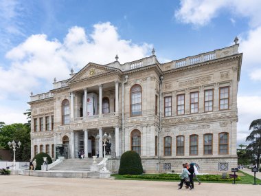İstanbul, Türkiye - 10 Mayıs 2023: Dolmabahçe Sarayı, ya da Dolmabahce Sarayi, önceden Osmanlı İmparatorluğu 'nun ana idari merkezi olan Boğaz' ın Avrupa kıyısındaki Beşiktaş ilçesinde yer almaktadır.