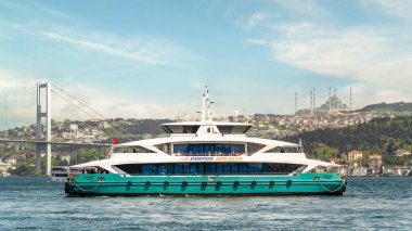 İstanbul, Türkiye - 7 Mayıs 2023: Arka planda Boğaz Köprüsü ve Camlica Camii ile birlikte İstanbul Boğazı 'nda yelken açan modern feribot