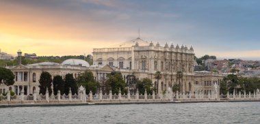 Günbatımından önce Dolmabahce Sarayi Boğazı 'ndan Avrupa kıyıları, İstanbul, Türkiye' deki Beşiktaş ilçesinde yer alan Dolmabahce Sarayi manzarası 