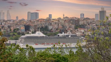 İstanbul, Türkiye 'deki ikonik Galataport gemi terminaline yanaşan MARINA adlı büyük bir yolcu gemisiyle Boğaz' ın Topkapı Sarayı 'ndan görüntüler