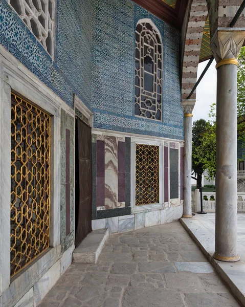 位于土耳其伊斯坦布尔Topkapi宫第四庭院的Baghdad Kiosk或Bagdat Kosku的外景 装饰着蓝色花纹瓷砖 — 图库照片