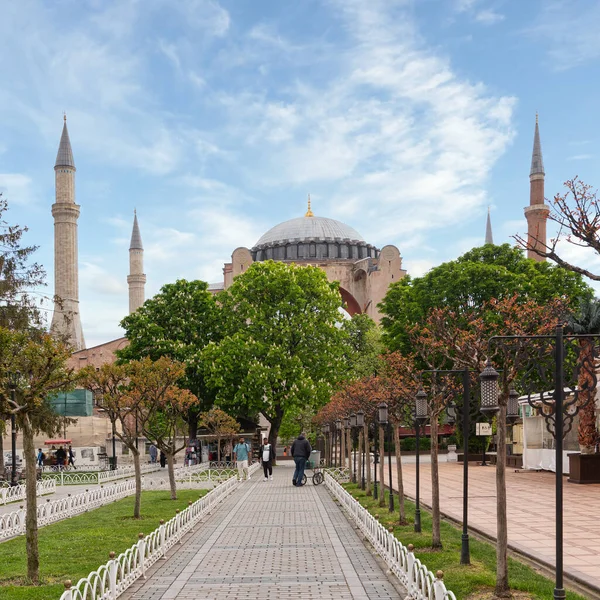 Κωνσταντινούπολη Τουρκία Μαΐου 2023 Ομάδα Ανθρώπων Που Περπατούν Στο Πεζοδρόμιο Royalty Free Φωτογραφίες Αρχείου