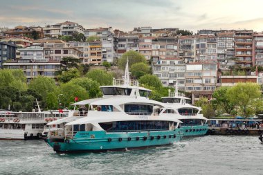 İstanbul, Türkiye - 10 Mayıs 2023: Dentur Avrasya Grup modern yolcu feribotu İstanbul 'daki Uskudar terminalinden İstanbul Boğazı' nın Avrupa tarafına gidiyor.