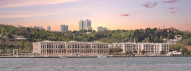 Türkiye 'nin İstanbul kentinde yer alan lüks bir otel olan Ciragan Sarayı Boğazı' nın manzarası. Saray 19. yüzyılda inşa edildi ve şimdi popüler bir turizm merkezi haline geldi.