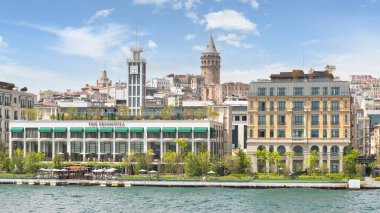 İstanbul, Türkiye - 8 Mayıs 2023: Peninsula 'nın dışında, bir bahar günü Galataport' un yanında, arka planda Galata kulesi bulunan, Boğaziçi Boğazı 'na uygun beş yıldızlı otel