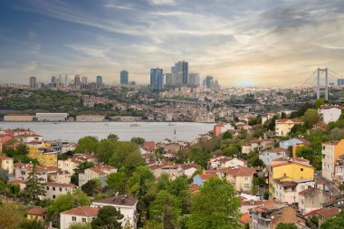 Günbatımından önce İstanbul, Türkiye 'nin şehir manzarası, İstanbul Boğazı, Avrupa tarafında yüksek binalar ve Boğaz Köprüsü de dahil olmak üzere bir ufuk çizgisi