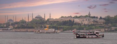 İstanbul, Türkiye - 5 Mayıs 2023: Gündoğumundan sonra Topkapı Sarayı ve Ayasofya ile İstanbul Boğazı 'na bakan Uskudar manzarası