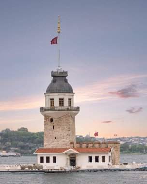 Maidens Tower, Türkçe: Kiz Kulesi, İstanbul 'un Uskudar ilçesi yakınlarındaki İstanbul Boğazı' nda küçük bir adada yer alıyor