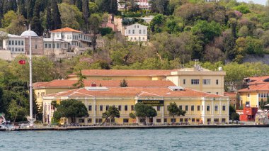 Ziya Kalkavan Meslek ve Teknik Anadolu Lisesi, Ortakoy, Beşiktaş, İstanbul, Türkiye, İstanbul, İstanbul, İstanbul, İstanbul. Boğazın kıyılarında yer alan şehir ufuk çizgisinin güzel manzarasıyla