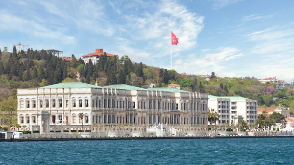 Türkiye 'nin İstanbul kentinde yer alan lüks bir otel olan Ciragan Sarayı Boğazı' nın manzarası. Saray 19. yüzyılda inşa edildi ve şimdi popüler bir turizm merkezi haline geldi.
