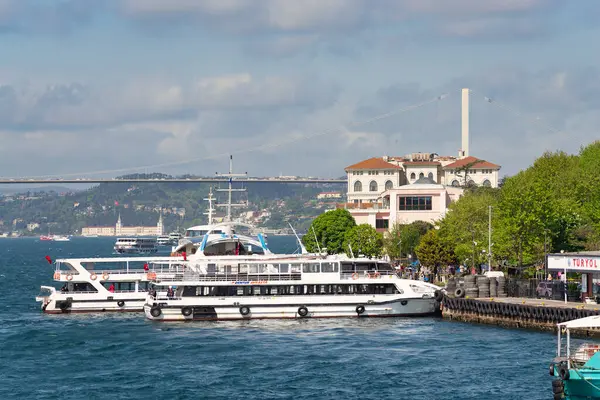 イスタンブール トルコ 2023年5月7日 デントゥール アブラシヤ現代旅客フェリーボートはウスクダルターミナルに停泊し 背景にあるボスポラス橋 — ストック写真