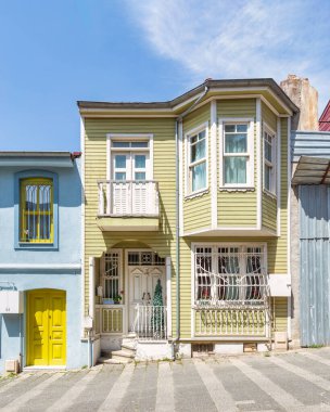 Şehrin Asya yakasındaki Uskudar, İstanbul, Türkiye 'deki renkli evler, sarı ve mavi renklerle boyanarak çarpıcı bir görsel etki yaratıyor.