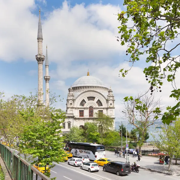 İstanbul, Türkiye - 7 Mayıs 2023: Beyoğlu 'nda Kabatas' ın kıyı şeridine uygun Barok tarzı Dolmabahce Camii 'ne bakan Meclis-i Mebusan Caddesi' nden görüntü