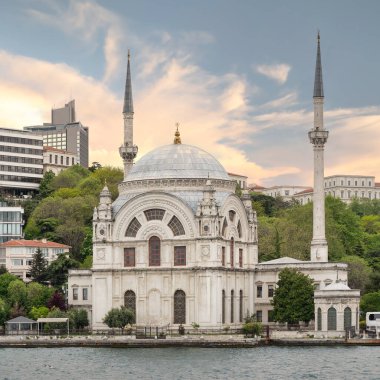 İstanbul, Beyoğlu 'ndaki Kabatas limanında bulunan Dolmabahce Camii' nin Boğazı 'ndan görüntüler