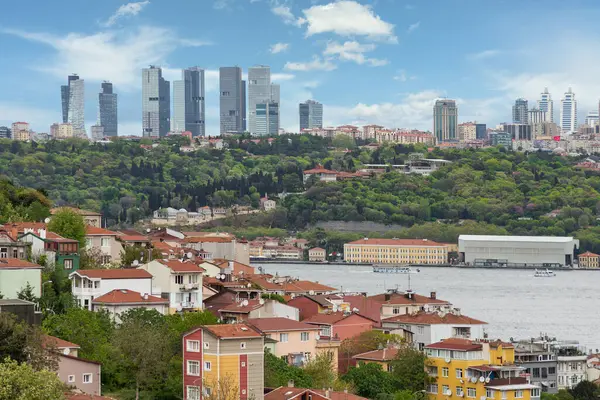 Isztambul Városképe Törökország Felhőkarcolóval Beleértve Boszporusz Szorost Felhőkarcolók Épületeit Európai — Stock Fotó
