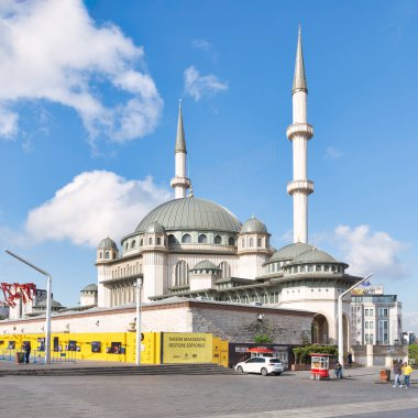 İstanbul, Türkiye - 13 Mayıs 2023: Taksim Camii, İstanbul 'un orta kesimindeki Taksim Meydanı, güneşli bir bahar gününde
