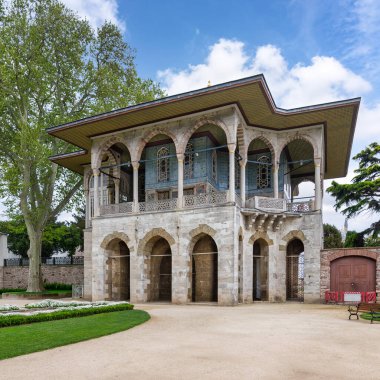 Bağdat Büfesi 'nin dış görüntüsü, ya da Topkapı Sarayı' nın 4. avlusundaki İstanbul, Türkiye 'deki mavi mozaik fayanslarla süslenmiş Bagdat Kosku.