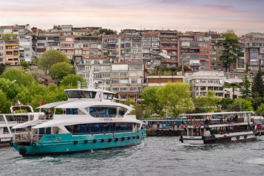 İstanbul, Türkiye - 10 Mayıs 2023: Dentur Avrasya Uskudar terminalindeki modern yolcu feribotları