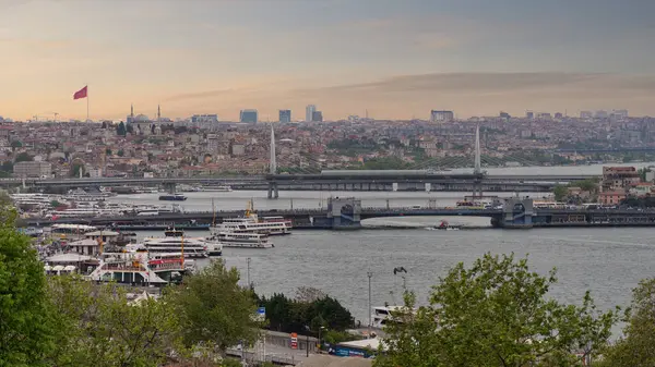 Панорамный Вид Европейскую Сторону Стамбула Паромными Катерами Проливе Босфор Видом — стоковое фото