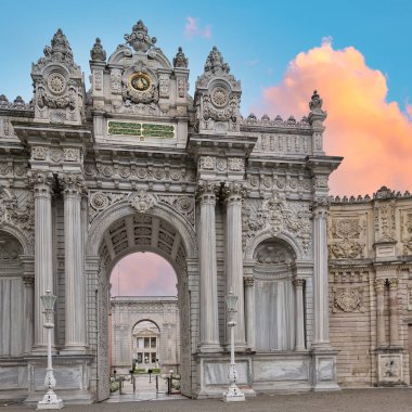 Türkiye 'nin İstanbul kentindeki 19. yüzyıl Dolmabahçe Sarayı' nın büyük girişi 60 yıldan uzun süredir Osmanlı sultanlarının ana ikametgahı olarak hizmet veriyor. Giriş karmaşık oymalarla süslenmiş.