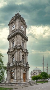 Dolmabahçe Saat Kulesi 'nin çekimleri: Dolmabahce Saat Kulesi, Dolmabahce Palace, İstanbul, Türkiye' nin dışında yer alan ve arka planda Barok tarzı Dolmabahce Camii bulunan