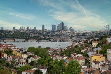 İstanbul, Türkiye 'nin kenti, İstanbul' da sabah, İstanbul Boğazı, Avrupa tarafında yüksek binalar ve Boğaz Köprüsü 'nün de yer aldığı bir ufuk çizgisi bulunuyor.
