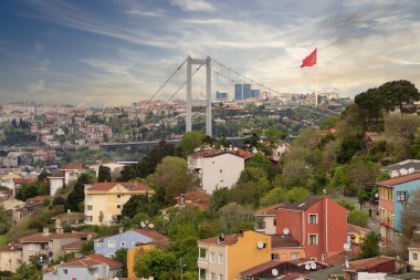 Günbatımından önce Pervititch Seyir Parkı 'ndan İstanbul, Türkiye' nin kenti, Avrupa tarafında geleneksel iskan binaları ve Boğaz Köprüsü 'nü içeren bir ufuk çizgisi bulunuyor.