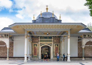 16. yüzyıl Osmanlı tarzı Felicity Kapısı, Türkiye 'nin İstanbul kentindeki Topkapı Sarayı' nın 3. avlusunun girişi, karmaşık oymalar ve kaligrafi ile süslenmiş.