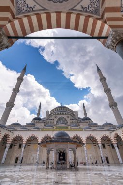İstanbul, Türkiye - 1 Eylül 2022: Büyük Camlia Camii 'nin avlusu, ya da 2019 yılında inşa edilmiş ve Uskudar ilçesindeki Camlica Tepesi' nde çok az turist bulunan bir modern İslam kompleksi olan Buyuk Camlica Camii.
