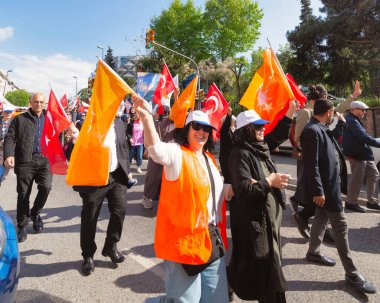 İstanbul, Türkiye - 13 Mayıs 2023: 2023 seçimlerinde AK Parti 'nin Cumhuriyet Caddesi, Uskudar Mahallesi' nde yürüyüşü