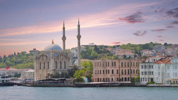 İstanbul, Türkiye - 8 Mayıs 2023: Ortakoy Camii 'ne tepeden bakan Boğaz manzarası ve günbatımından önce bir Kültür Merkezi olan Esma Sultan Köşkü, Ortakoy iskelesi meydanı