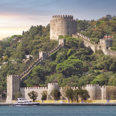 Şafaktan sonra İstanbul, İstanbul, Türkiye 'de Osmanlı Sultanı Mehmet II. Sultan tarafından inşa edilen İstanbul Boğazı' nın Avrupa tarafındaki tepelerde Rumelihisari, Bogazkesen Şatosu ya da Rumeli Şatosu harabeleri görülüyor.