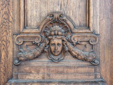 İsveç Kraliyet Opera Binası 'nın yan girişi olan Norrmalm, Stockholm, İsveç' te yer alan Kungliga Operası 'na ait karmaşık detayları içeren tahta oyma.