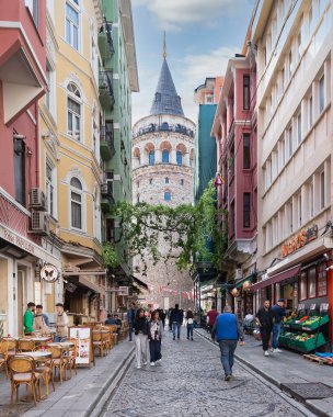 İstanbul, Türkiye - 13 Mayıs 2023: Dar ve atmosferik kaldırım taşlarından alınan popüler turizm merkezi Galata Kulesi Buyuk Hendek Caddesi