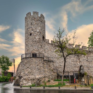 Anadolu Hisari, ya da Anadolu Şatosu, Sultan I. Bayezid tarafından 13. yüzyıldan kalma bir Osmanlı kalesi ve İstanbul, Beykoz 'da bulunan İstanbul Boğazı' nın Anadolu tarafında yer alıyor.