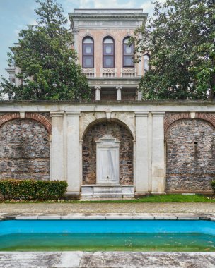 Önünde dekoratif bir çeşme, arkasında da saray bulunan Türkiye, İstanbul 'daki Mecidiye Pavyonu' nun bahçesinde bulunan güzel beyaz mermer bir çeşme.