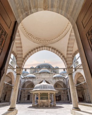 Sehzade Camii 'nin avlusu, ya da Seyzade Camii, İstanbul' un üçüncü tepesinde yer alan Muhteşem Süleyman tarafından yaptırılan 16. yüzyıldan kalma bir Osmanlı imparatorluk camisi.