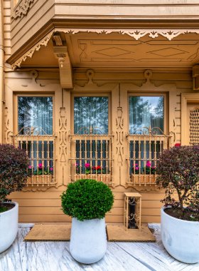 İstanbul 'un Uskudar ilçesi Kuzguncuk Mahallesi dar bir sokakta, duvarları altın kahverengiye boyanmış ve üç dövmeli demir pencereli iskan binası cephesi