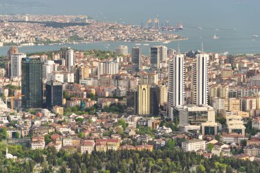 İstanbul Safir gökdeleninden İstanbul, İstanbul 'da gün batımından önce İstanbul Boğazı' na bakan hava kent manzarası