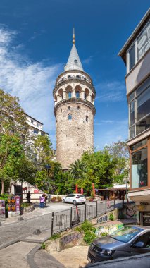 İstanbul, Türkiye - 13 Mayıs 2023: Fircaci Caddesi 'ndeki kaldırım taşından alınan popüler turizm merkezi Galata Tower