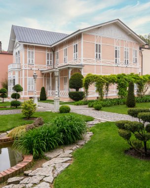 Kemaleddin Efendi Malikanesi, veya Kemaleddin Efendi KoskuKosku, İstanbul, İstanbul 'un Avrupa kıyısındaki Beşiktaş ilçesinde yer alan Dolmabahce sarayının avlusunda.