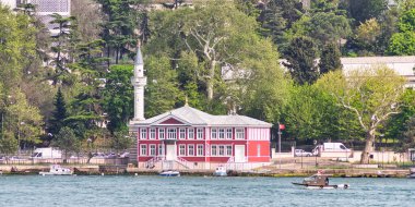 Boğazın üzerinde yükselen Kaymak Mustafa Paşa Camii, Kuleli, İstanbul ve Türkiye 'de ikonik bir simge olan karmaşık Osmanlı mimarisi ve geleneksel Osmanlı tarzı minaresiyle büyüleniyor.