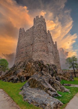 İstanbul, Beykoz 'da İstanbul' un Anadolu tarafında Sultan Bayezid tarafından inşa edilen 13. yüzyıldan kalma bir ortaçağ Osmanlı kalesi olan Anadolu Hisari 'nin günbatımı