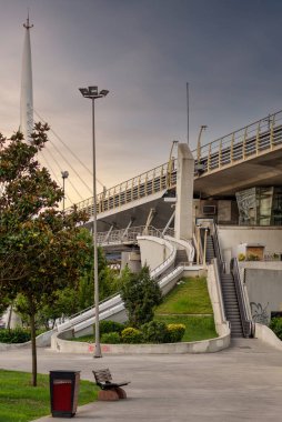 Golden Horn Metro Köprüsü 'nün ortasındaki metro istasyonuna çıkan merdiven ve yürüyen merdiven veya Halic Köprüsü, etrafında bir sürü yeşil ağaç, İstanbul, Türkiye