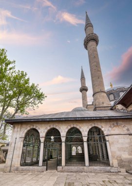 16. yüzyıl Atik Valide Camii, gündoğumundan sonra, İstanbul 'un Uskudar ilçesinde yer almaktadır. Fotoğraf, yüksek mineralleriyle camilerin mimarisinin güzelliğini yakalıyor.