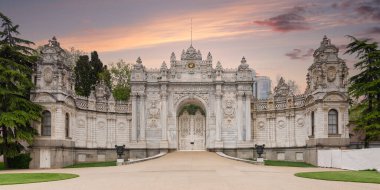 Eski Osmanlı Dolmabahce Sarayı 'na veya Ciragan Caddesi, Beşiktaş, İstanbul, Türkiye' de bulunan Dolmabahce Sarayi 'ye açılan kapalı kapının günbatımı. İç mahkemeden görüntü